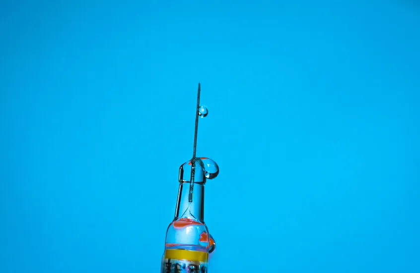 بعد سنوات من الغموض.. حل لغز الجلطات النادرة المرتبطة بلقاحات كورونا